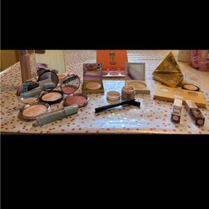 Assorted Women’s Makeup Set - Neutral & Pink Shades